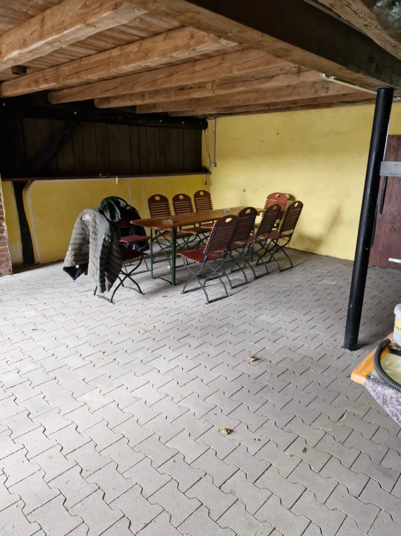 Dekorativ drinnen Treffen am 13.09.2025